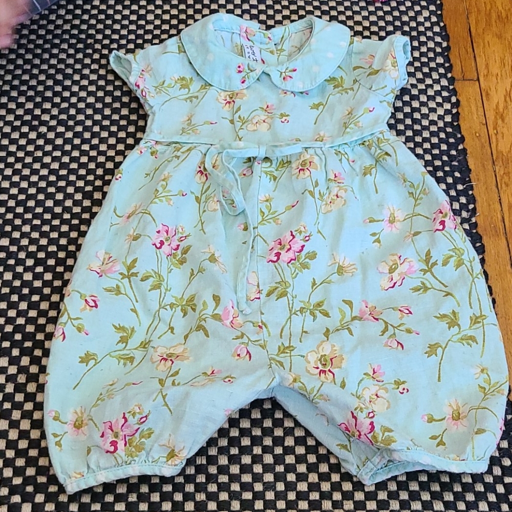 Floral baby girl jumpsuit.